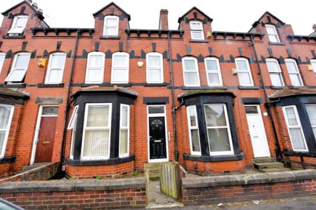 4 bedroom House in Walmsley Road, Leeds - Photo 2