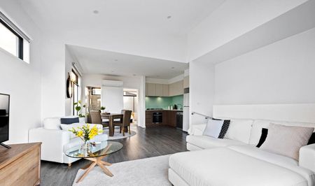 3 Bedroom Townhouse with Own Street Front and solar power - Photo 5