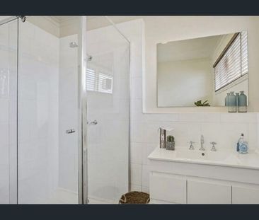 Stylish 2 Bedroom Apartment with Car Park in the Heart of Armadale - Photo 4