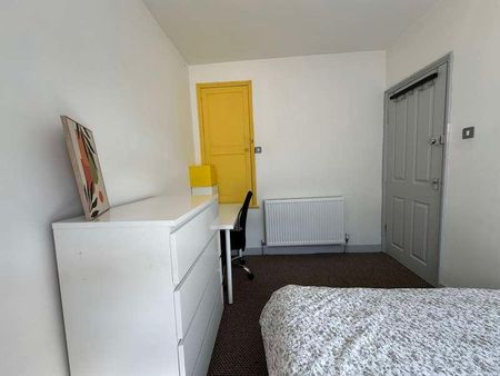 Large Bed +study Room // Ripon St // Sept, LN5 - Photo 3