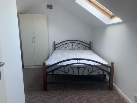 Loft converted small size studio flat ideal for single person £850 pcm - Photo 2