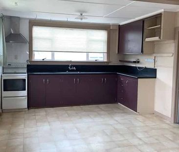 3 Bedrooms in Prime Location - Photo 2