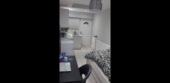 Studio Flat, Andrews Close, HA1 - Photo 2