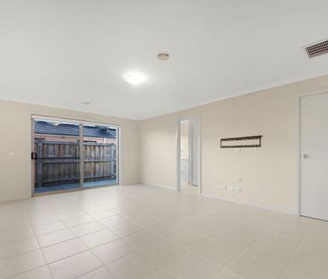 Modern 3 Bedroom Home in Tarneit - Photo 2