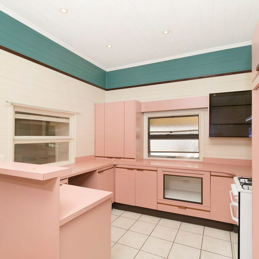 One Bedroom Cottage - Great Location - Photo 1