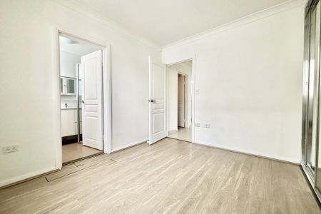 Modern two-bedroom apartment in a highly convenient Homebush West location - Photo 5