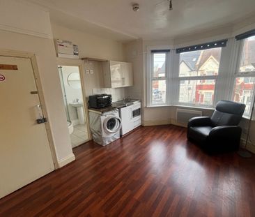Studio Flat, Seely Road, SW17 - Photo 5