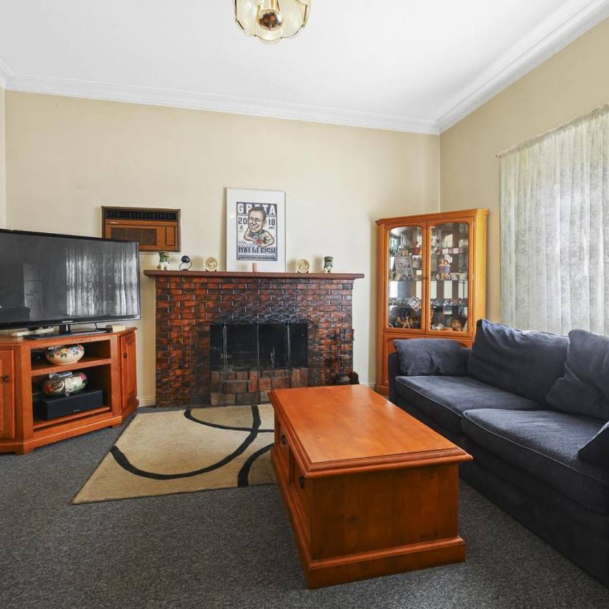 Cosy 3 Bedroom Home With Inner Town Location - Photo 1