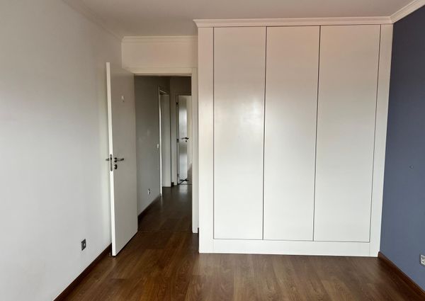 Apartamento T2 situado na Avenida Dr. Lourenço Peixinho em Aveiro.