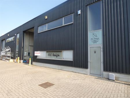 Magazijn met bureelruimte op goede locatie. - Photo 2