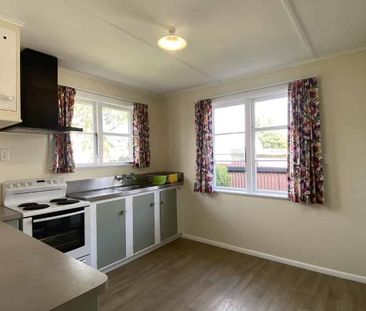 3 Bedroom in Hewer Crescent - Photo 3