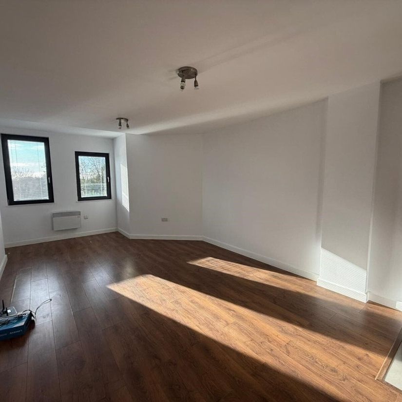 PETERBOROUGH - Photo 1