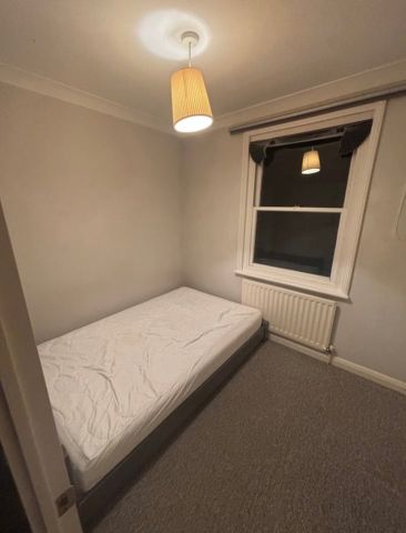 Room in a Shared House, Usborne Mews, SW8 - Photo 3