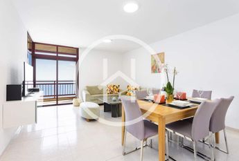 Amplio apartamento de cuatro dormitorios con vistas al mar en Radazul Bajo