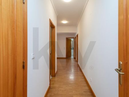 4 room luxury Apartment for rent in Carnide, Portugal - Photo 2