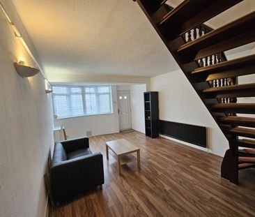 2 Bed Terraced House, Ilford, IG1 - Photo 2