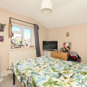 2 bedroom flat in Colliers Wood - Photo 2