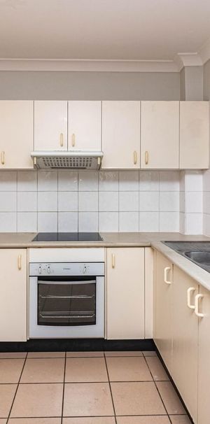 Well Presented 2 Bedroom Unit in a Central Location! - Photo 1