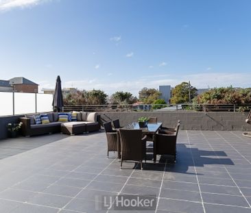 EXECUTIVE HARBOURSIDE LIVING WITH ENORMOUS ENTERTAINING DECK - Photo 5