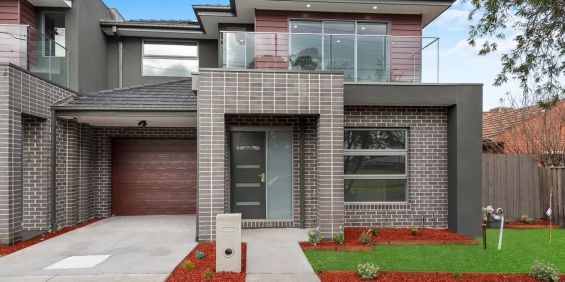 Move-In Ready: Modern 3-Bedroom Townhouse with Park Views - Photo 3
