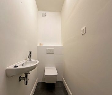 Ruim, gelijkvloers appartement met 2 slaapkamers, terras en een aut... - Photo 1