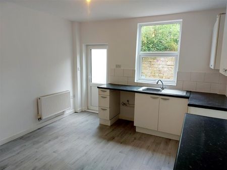 3 Bedroom House - Terraced - Photo 2