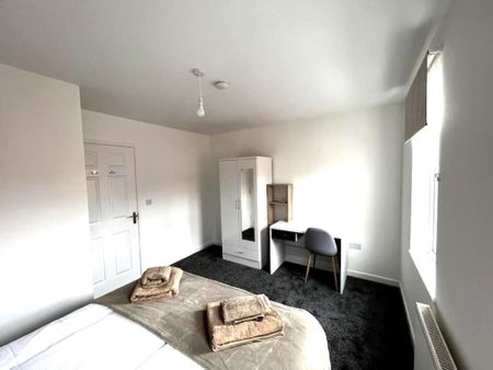 4 Bed Student Accommodation - Photo 3