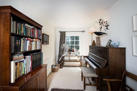 The Gatehouse, Englefield Green - Photo 4