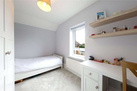 Delightful period cottage with south facing garden in this sought after Chilterns village, overlooking open fields. - Photo 4