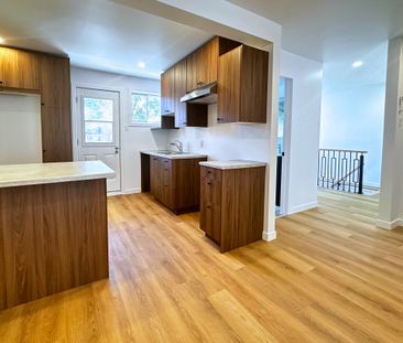Logement de 2 chambres entièrement rénové sur deux étages - Photo 3