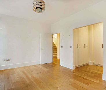 Luxury three bedroom duplex apartment a minute away from the station - Photo 5