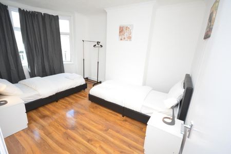 4 bedroom terraced house to rent - Photo 5