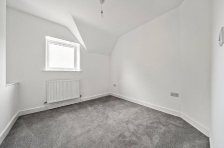 4 bedroom semi-detached house to rent - Photo 2