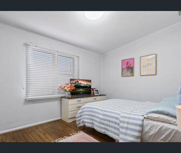 Prime Location Perfect for Family's or Couples - Photo 5