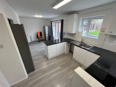 4 bedroom semi-detached house to rent - Photo 3