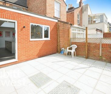 1 bedroom in a house share to rent - Photo 2