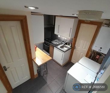 1 bedroom in a flat share to rent - Photo 3
