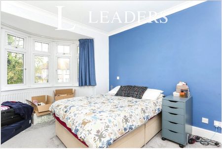 3 bedroom house to rent Le May Avenue, Lewisham, SE12 - Photo 5