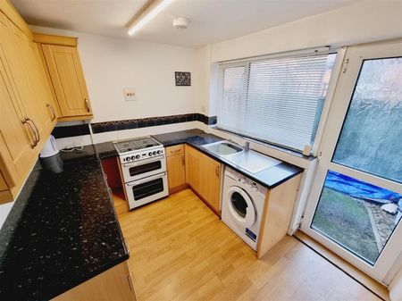 2 Bedroom House to Rent in Fletcher Road, Rushden, Northants, NN10 - Photo 2