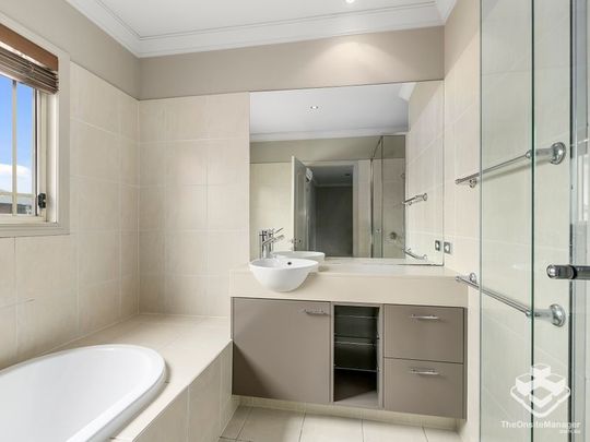 CENTRAL LOCATION - SPACIOUS 4 BEDROOMS TOWNHOUSE - Photo 1