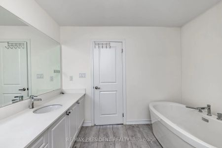 Condo Townhouse For Lease | W9244604 - Photo 4