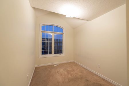 For Lease - 98 Farooq Boulevard, Vaughan, Ontario - Photo 2