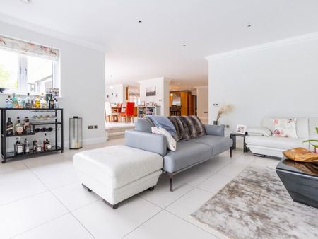 6 bedroom detached house to rent - Photo 4