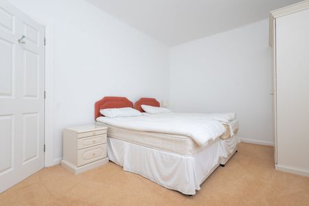 3 bed flat to rent in Sandbourne Road, Bournemouth, BH4 - Photo 5