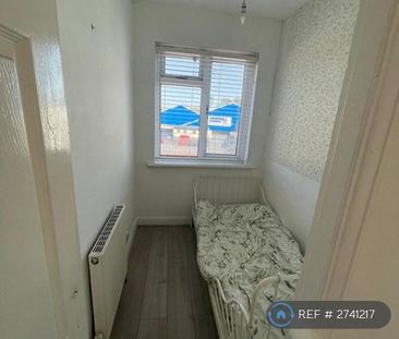 4 bedroom semi-detached house to rent - Photo 5