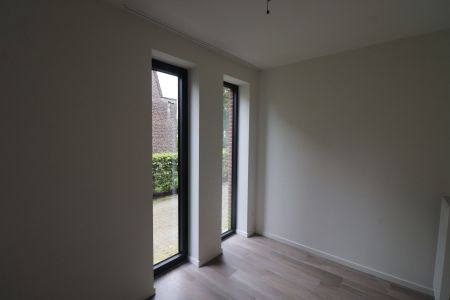 Gelijkvloers 2-slaapkamerappartement met ruim terras, carport en berging. - Foto 4