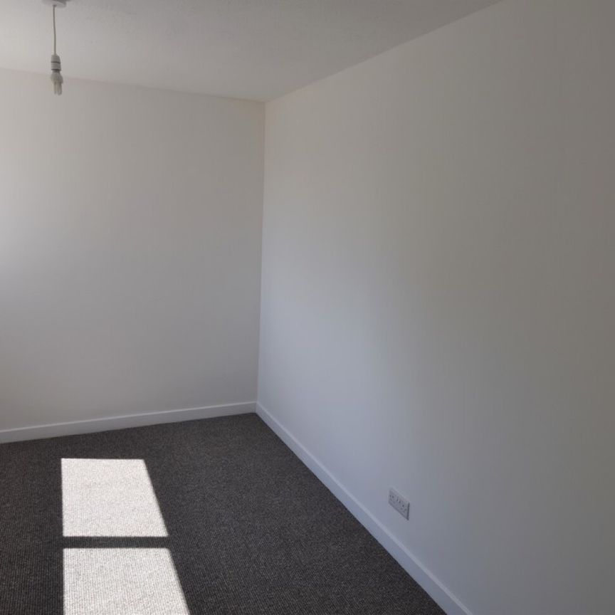 4 bedroom Mid Terraced House - Coventry Close, Stevenage - Photo 1