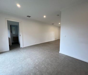 19A Finch Street, Notting Hill VIC 3168 - Townhouse For Rent | Domain - Photo 2