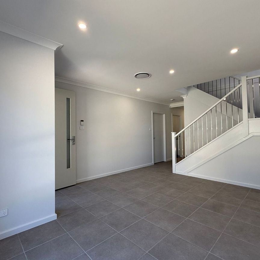 Brand New 4 Bedroom Home&comma; Located in Austral&excl; - Photo 1