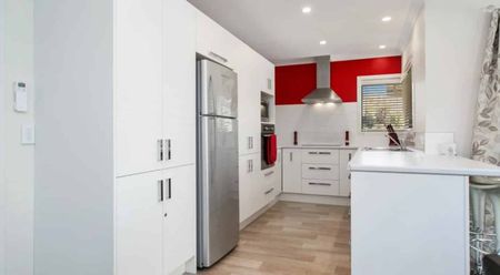 SPACIOUS THREE BEDROOM HOME - Photo 3